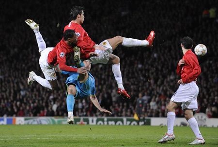 Khoảnh khắc trầm bổng Ronaldo tại Quỷ đỏ MU - 10