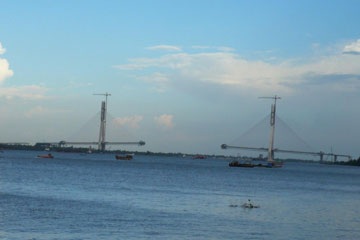 Lắp đốt dầm hộp thép đầu tiên cầu Cần Thơ - 1 Lắp đốt dầm hộp thép đầu tiên cầu Cần Thơ - 1