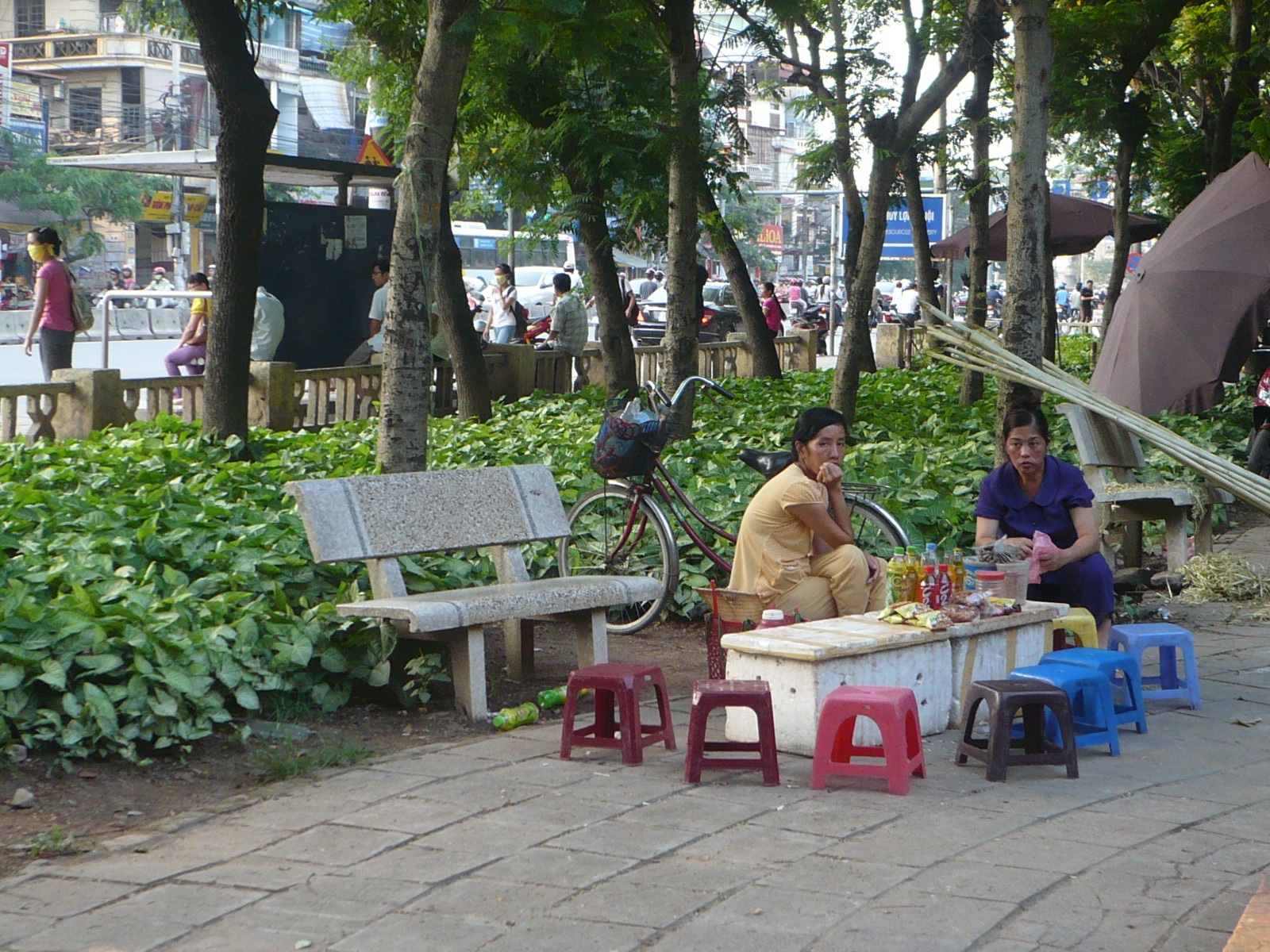 Ngồi ghế đá công cộng phải trả tiền - 1