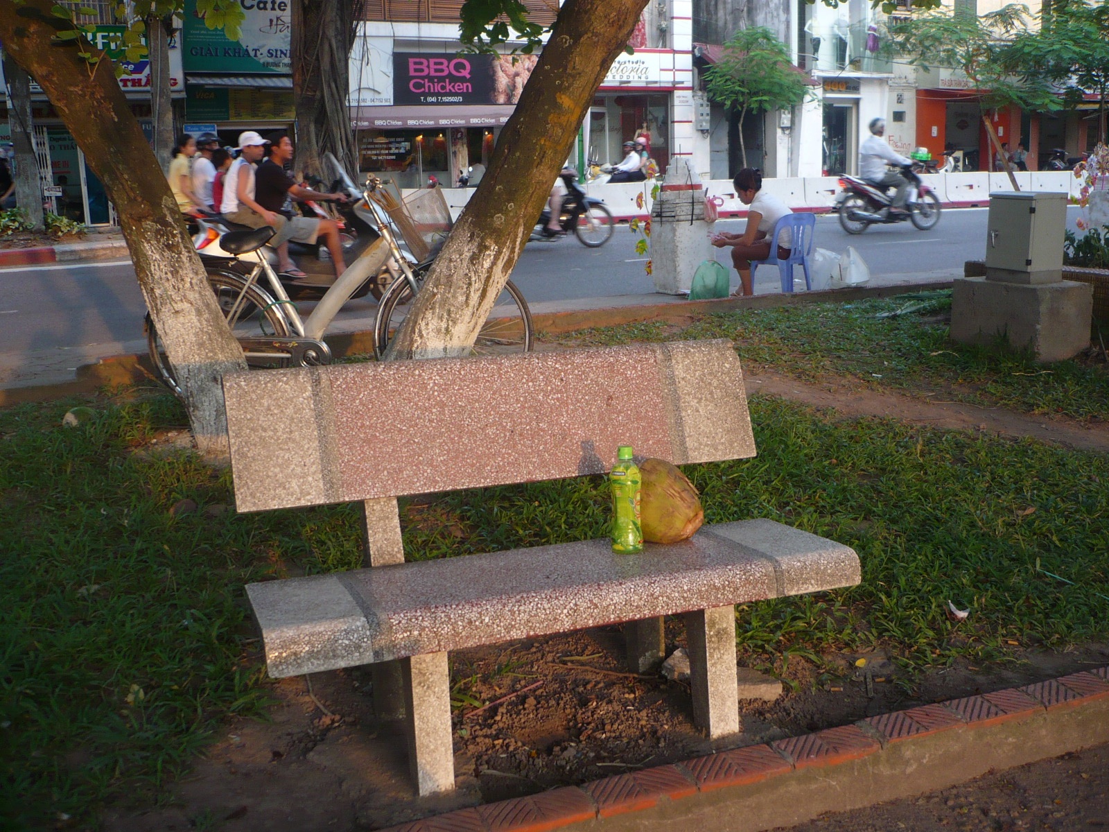 Ngồi ghế đá công cộng phải trả tiền - 2