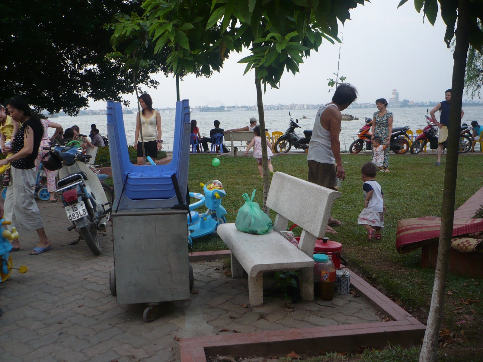 Ngồi ghế đá công cộng phải trả tiền - 3