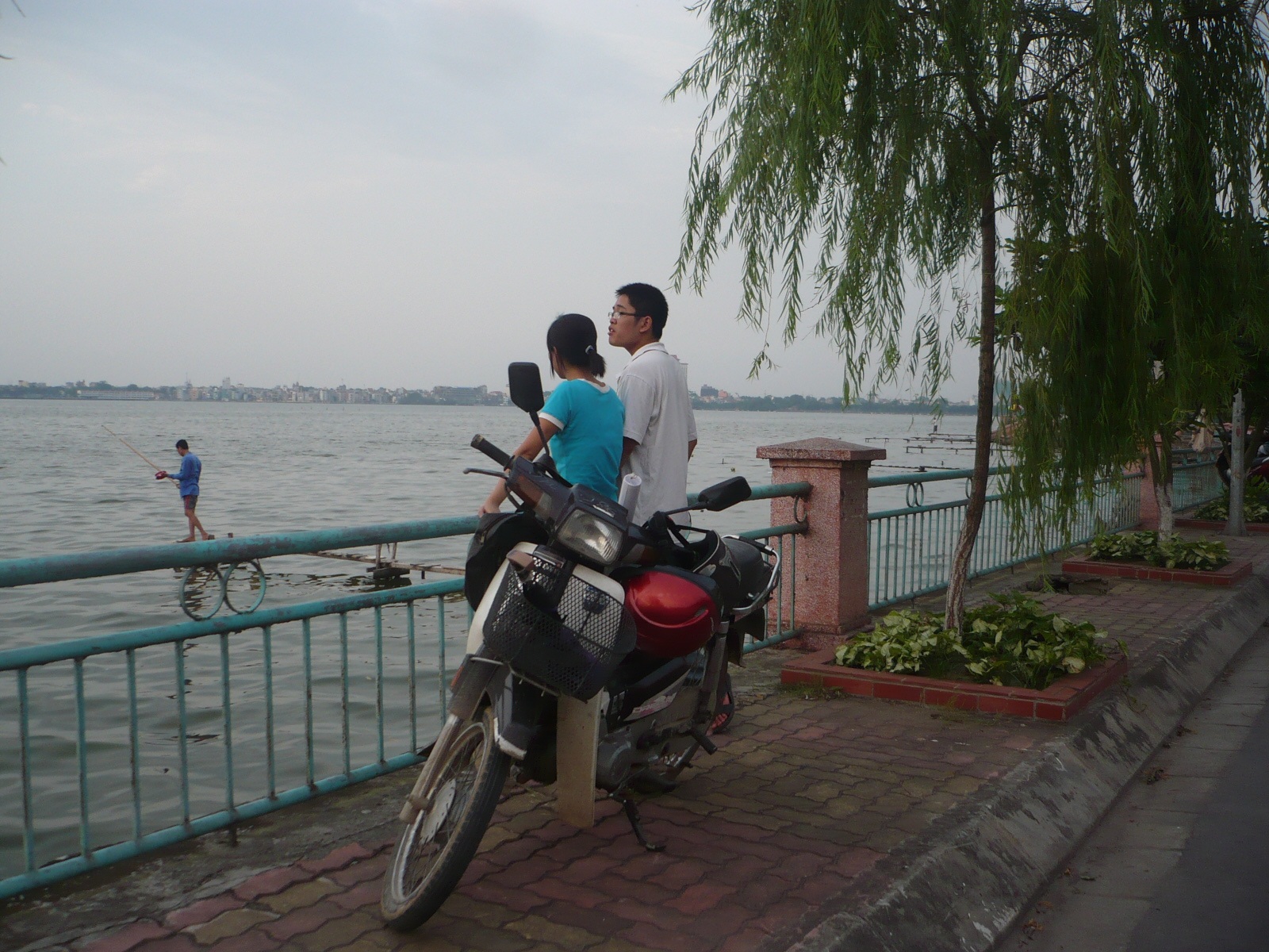 Ngồi ghế đá công cộng phải trả tiền - 5