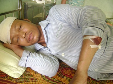 Côn đồ chém người, phá nhà dân lúc nửa đêm - 1 Côn đồ chém người, phá nhà dân lúc nửa đêm - 1
