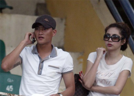 Công Vinh sánh đôi cùng Thủy Tiên trên sân Hàng Đẫy - 1 Công Vinh sánh đôi cùng Thủy Tiên trên sân Hàng Đẫy - 1