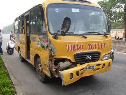 Mất phanh, xe cứu hộ liên tiếp gây tai nạn - 1