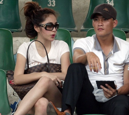 Công Vinh sánh đôi cùng Thủy Tiên trên sân Hàng Đẫy - 2 Công Vinh sánh đôi cùng Thủy Tiên trên sân Hàng Đẫy - 2