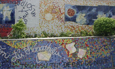 Ngắm kiệt tác gốm sứ trên đê sông Hồng - 10