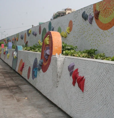 Ngắm kiệt tác gốm sứ trên đê sông Hồng - 5