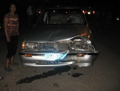 Va chạm với xe biển xanh, một người nhập viện - 1 Va chạm với xe biển xanh, một người nhập viện - 1