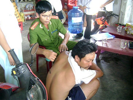 Hé lộ nguyên cớ vụ chém người, phá nhà dân - 1 Hé lộ nguyên cớ vụ chém người, phá nhà dân - 1