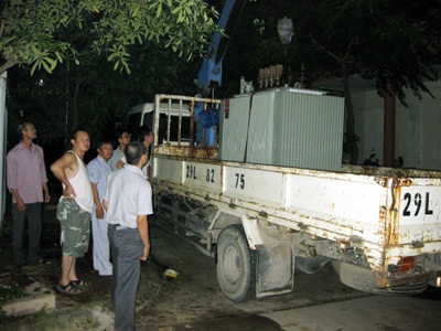 Người dân tụ tập phản đối điện lực thay máy Biến áp - 1 Người dân tụ tập phản đối điện lực thay máy Biến áp - 1