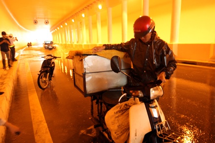 Hầm đường bộ hiện đại nhất Việt Nam thành “bể bơi” - 2 Hầm đường bộ hiện đại nhất Việt Nam thành “bể bơi” - 2