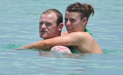Vợ Rooney "vác" bụng bầu đi tắm biển - 3 Vợ Rooney "vác" bụng bầu đi tắm biển - 3