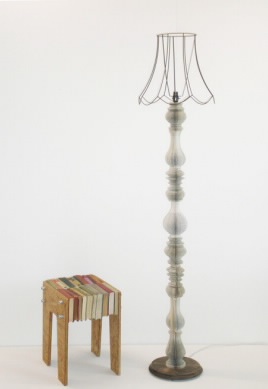 Sách cũ "biến hóa" thành lọ cắm hoa độc đáo - 7