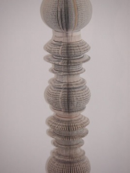 Sách cũ "biến hóa" thành lọ cắm hoa độc đáo - 6