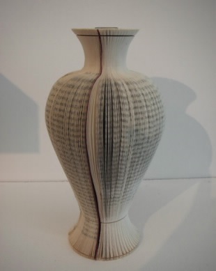 Sách cũ "biến hóa" thành lọ cắm hoa độc đáo - 4