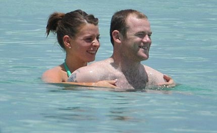 Vợ Rooney "vác" bụng bầu đi tắm biển - 2 Vợ Rooney "vác" bụng bầu đi tắm biển - 2