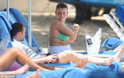 Vợ Rooney "vác" bụng bầu đi tắm biển - 1