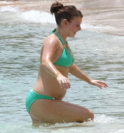 Vợ Rooney "vác" bụng bầu đi tắm biển - 8 Vợ Rooney "vác" bụng bầu đi tắm biển - 8