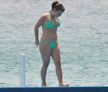 Vợ Rooney "vác" bụng bầu đi tắm biển - 4 Vợ Rooney "vác" bụng bầu đi tắm biển - 4
