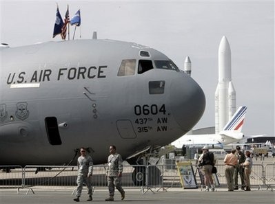 Chùm ảnh: Các phi cơ tối tân hội tụ trong triển lãm hàng không Pháp - 7