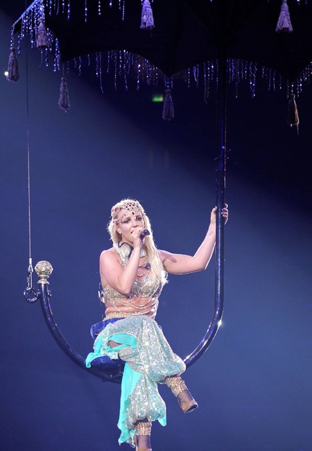 Britney quên mình là “sao” - 9 Britney quên mình là “sao” - 9
