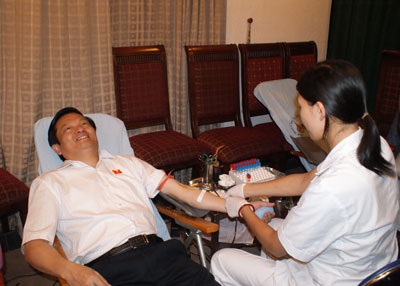 Bộ trưởng Bộ Thông tin và Truyền Thông tiên phong hiến máu - 1 Bộ trưởng Bộ Thông tin và Truyền Thông tiên phong hiến máu - 1