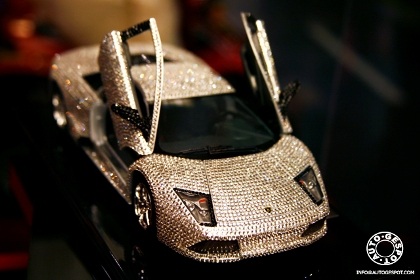 Đồ chơi cho nhà giàu: Lamborghini nạm pha lê - 1 Đồ chơi cho nhà giàu: Lamborghini nạm pha lê - 1