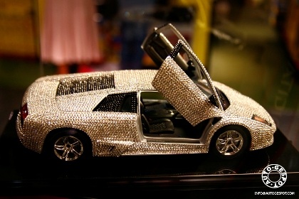 Đồ chơi cho nhà giàu: Lamborghini nạm pha lê - 2 Đồ chơi cho nhà giàu: Lamborghini nạm pha lê - 2