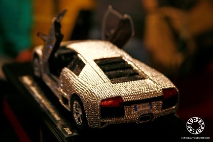 Đồ chơi cho nhà giàu: Lamborghini nạm pha lê - 3 Đồ chơi cho nhà giàu: Lamborghini nạm pha lê - 3
