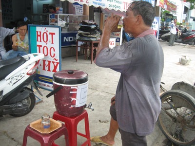 Người nghèo mát lòng với những bình trà miễn phí - 3