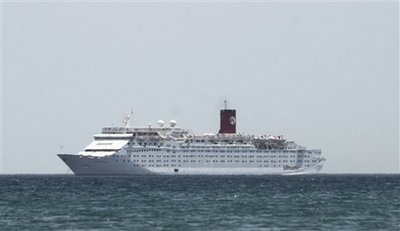 Du thuyền chở hơn 1.600 người bị cách ly vì cúm A/H1N1 - 1 Du thuyền chở hơn 1.600 người bị cách ly vì cúm A/H1N1 - 1