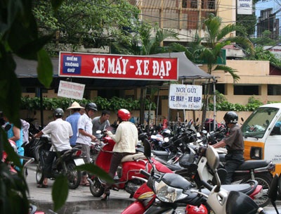 Mất tiền oan ở bãi gửi xe - 1