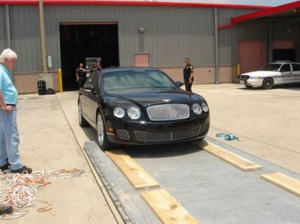 Quy trình đưa một chiếc Bentley lên máy bay - 2