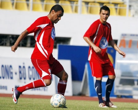 Denilson “tái xuất”, nhưng cơ hội ra sân vẫn còn bỏ ngỏ - 1