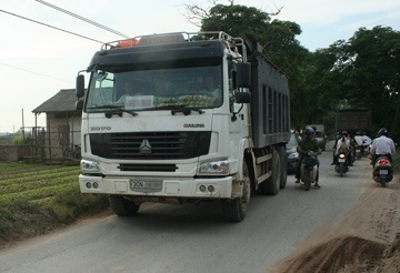 Dân “cấm” xe tải chạy trên Quốc lộ 70 - 1