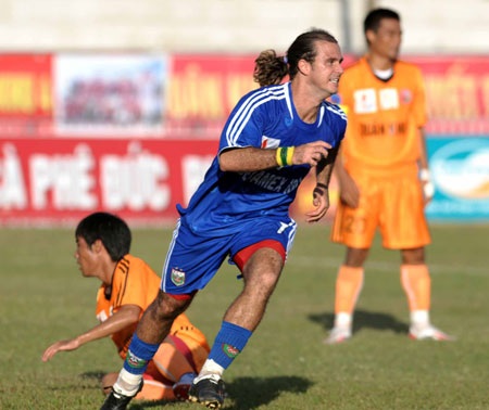 B. Bình Dương nhọc nhằn vượt qua QK4  - 1