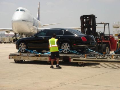 Quy trình đưa một chiếc Bentley lên máy bay - 7