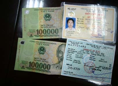 CSGT bị đấm vào mặt vì “không chịu”... nhận hối lộ - 1 CSGT bị đấm vào mặt vì “không chịu”... nhận hối lộ - 1