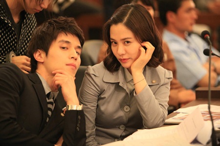 Hai người đẹp “đọ” sắc trong buổi họp báo - 32