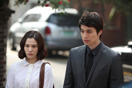 Hai người đẹp “đọ” sắc trong buổi họp báo - 34