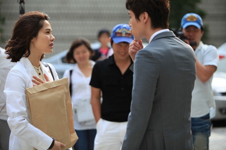 Hai người đẹp “đọ” sắc trong buổi họp báo - 36