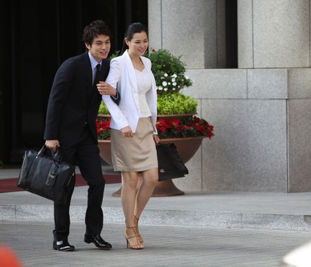 Hai người đẹp “đọ” sắc trong buổi họp báo - 37