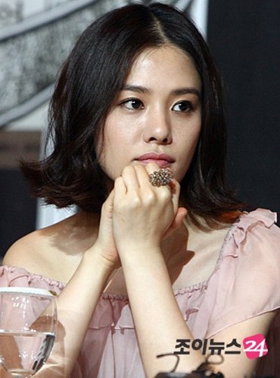 Hai người đẹp “đọ” sắc trong buổi họp báo - 7