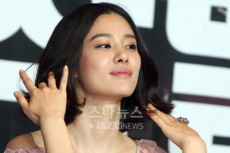 Hai người đẹp “đọ” sắc trong buổi họp báo - 8