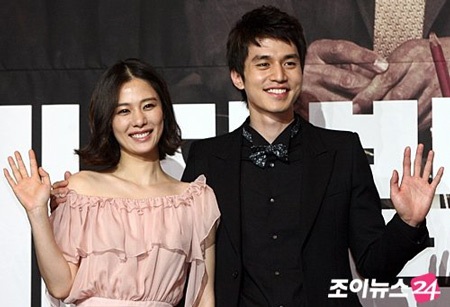 Hai người đẹp “đọ” sắc trong buổi họp báo - 13