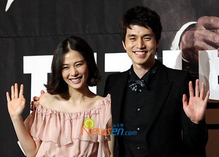 Hai người đẹp “đọ” sắc trong buổi họp báo - 14