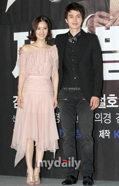 Hai người đẹp “đọ” sắc trong buổi họp báo - 15