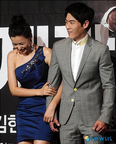 Hai người đẹp “đọ” sắc trong buổi họp báo - 18