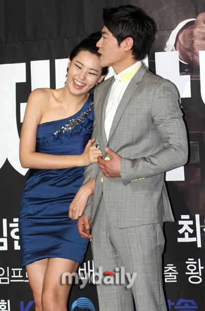 Hai người đẹp “đọ” sắc trong buổi họp báo - 19